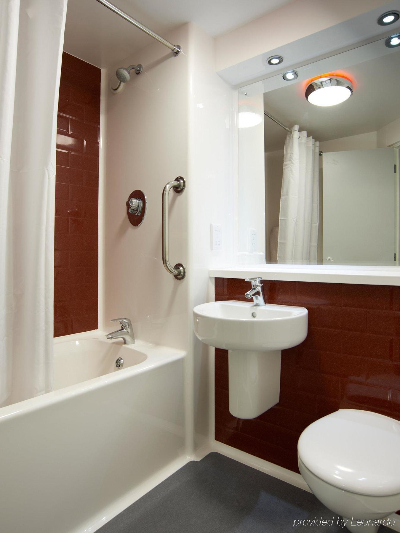 Travelodge Edinburgh Central Princes Street — Photos 1